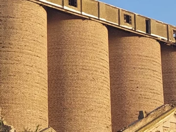 ¿A qué construcción pertenecen estos silos?