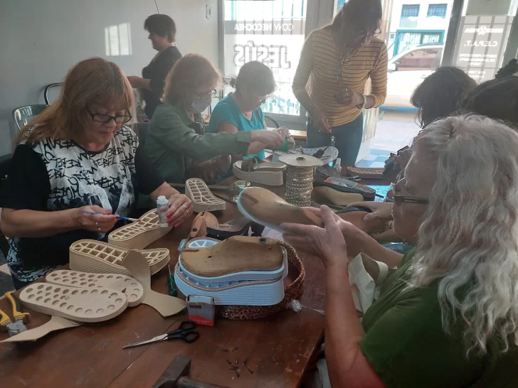 Les enseñan a fabricar sandalias y para muchos se convierte en una salida laboral