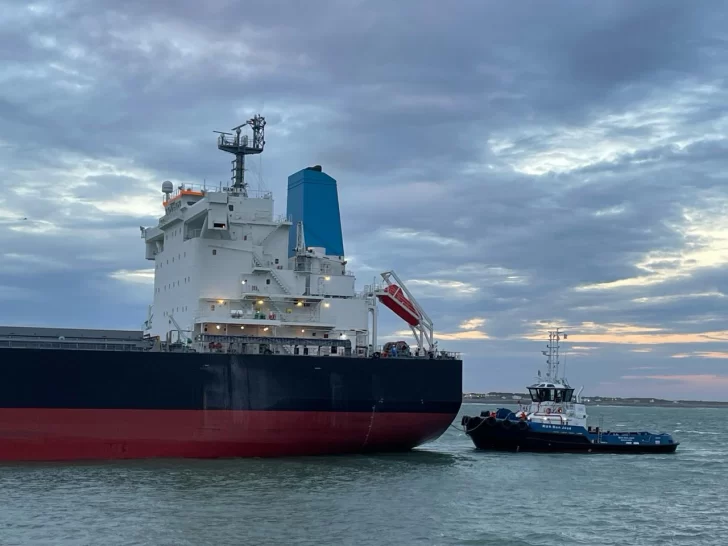 Impresionantes maniobras de los remolcadores ingresando buques a Puerto Quequén
