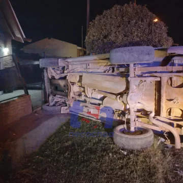 Una camioneta volcó en calle 68 y terminó impactando contra una vivienda