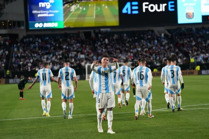 Argentina goleó a El Salvador en su estreno de temporada en Estados Unidos