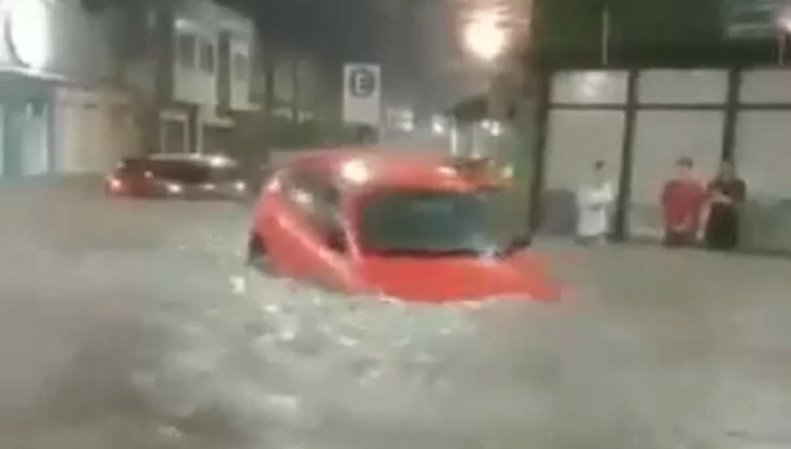 Un temporal histórico en Corrientes dejó calles inundadas y hubo un saqueo a una farmacia