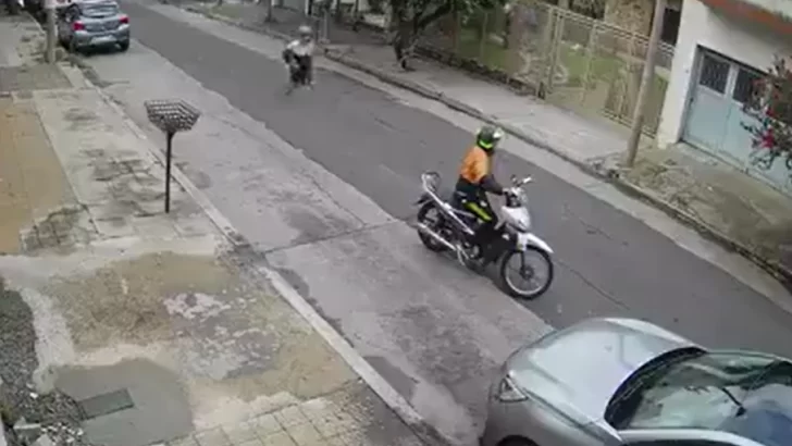 Un motochorro ‘retó’ a su compañero porque tardó en encañonar a una víctima