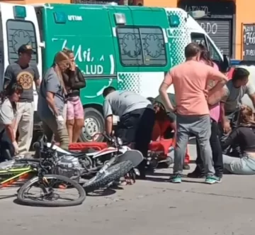Ciclista hospitalizado tras chocar con una moto