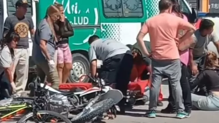 Ciclista hospitalizado tras chocar con una moto