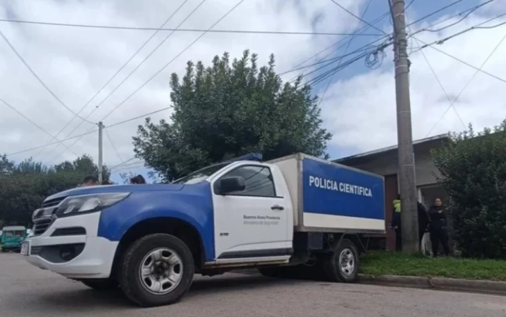 Subió al techo para hacer una reparación y encontró un cadáver en descomposición