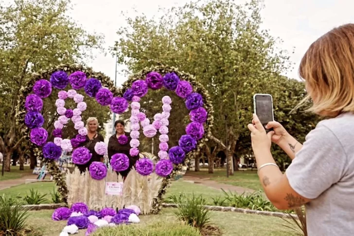 Corazón de flores en la plaza en la plaza Dardo Rocha