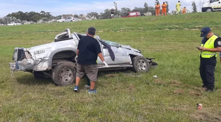 Volcó una camioneta en la ruta 2: el conductor falleció y su acompañante está en grave estado