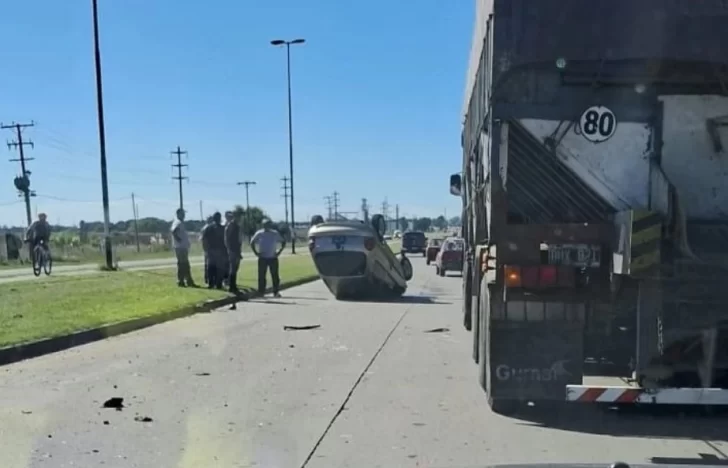 Triple choque y vuelco en ruta 88