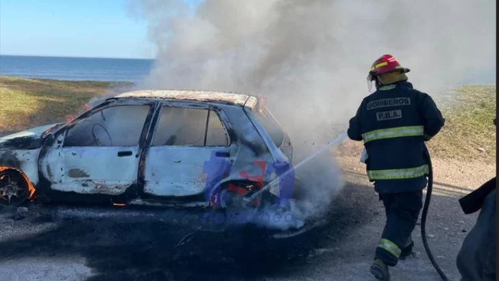 Incendio total de un auto en la zona del Parque Eólico