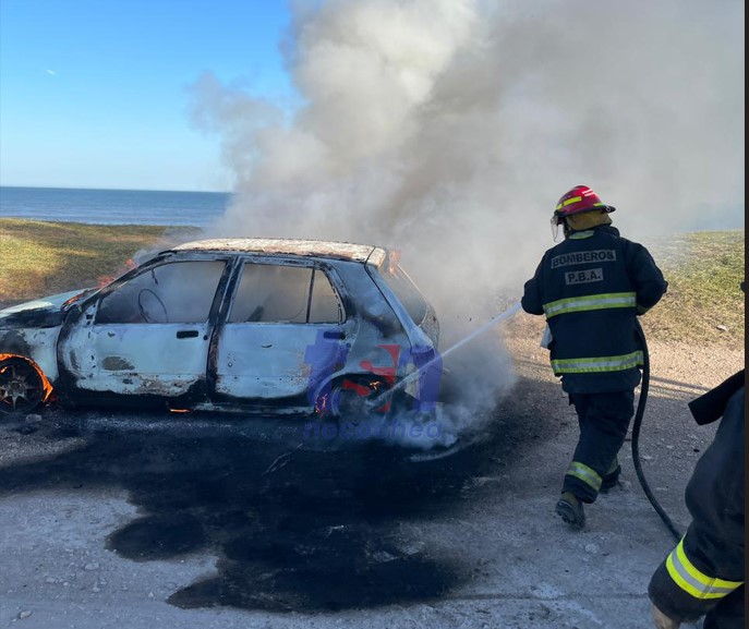 Incendio total de un auto en la zona del Parque Eólico
