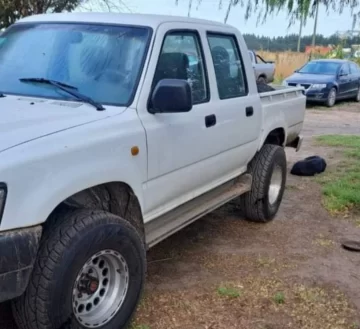 Le robaron la camioneta y la encontraron en el parque sin ruedas ni batería