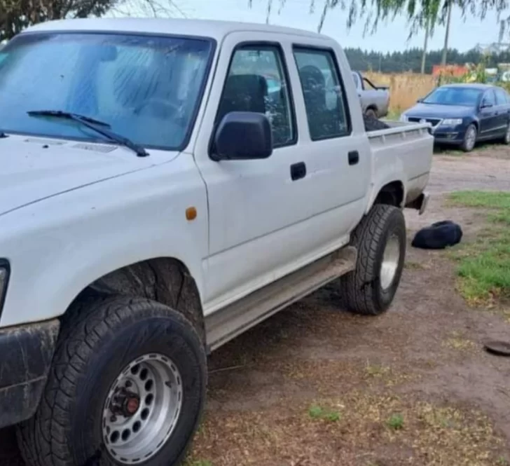 Le robaron la camioneta y la encontraron en el parque sin ruedas ni batería