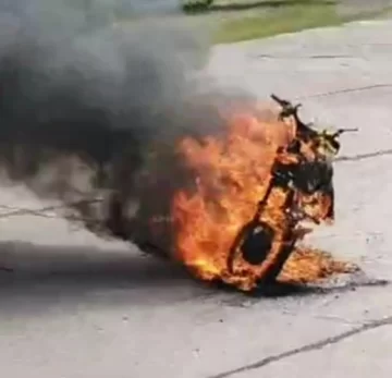 Se incendió por completo una moto en la zona de la terminal