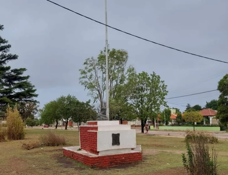 ¿A qué prócer rinde homenaje este monumento de la plaza del barrio Banco Provincia?