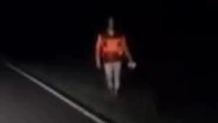 Una pareja se cruzó con un “fantasma” sin rostro en medio de la ruta