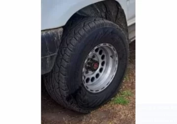 El dueño de la camioneta desmantelada por ladrones sigue buscando las ruedas