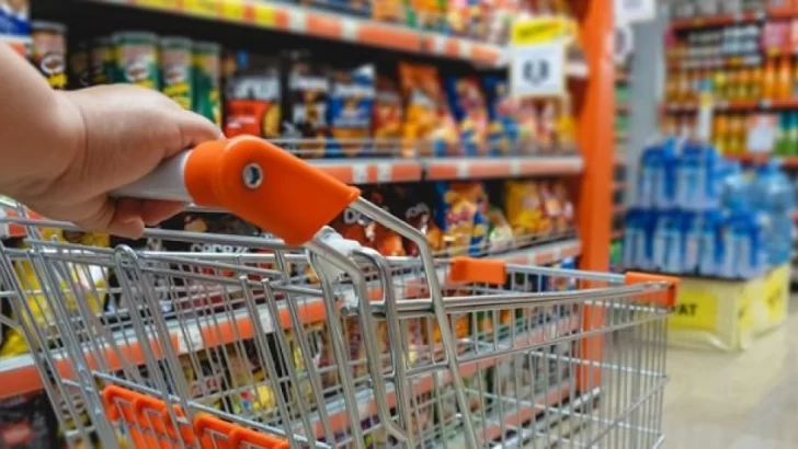 El consumo sigue en recesión: las ventas en supermercados y autoservicios cayeron un 10% interanual en mayo