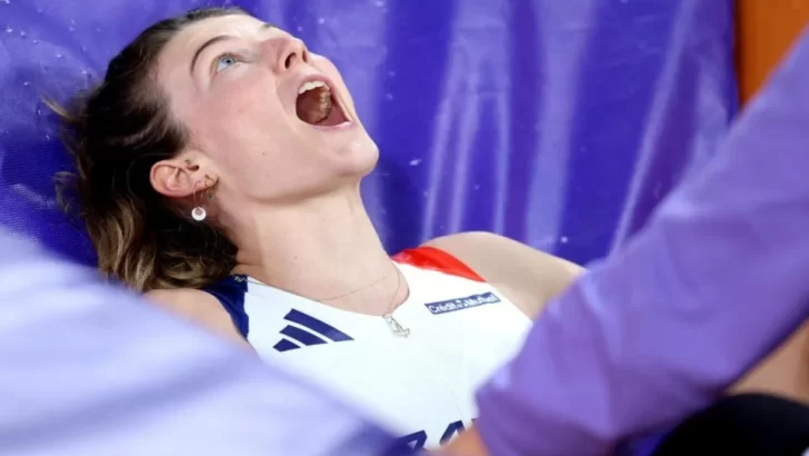 Una atleta francesa tuvo una impactante lesión en el salto con garrocha