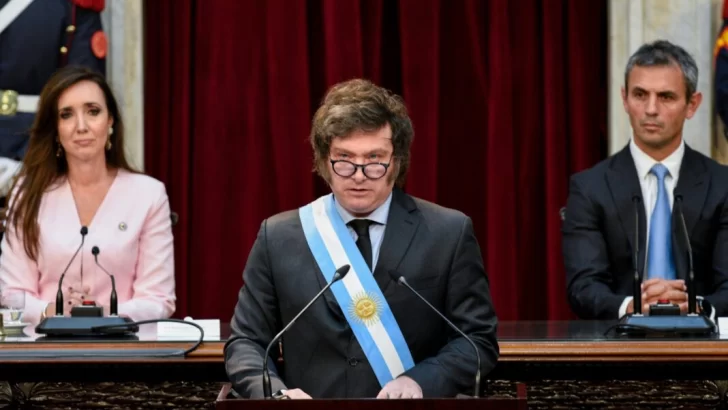 Milei anunció que dejará sin efecto el aumento de salarios para el Ejecutivo y se cruzó con Cristina Kirchner