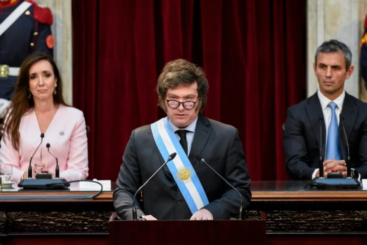 Milei anunció que dejará sin efecto el aumento de salarios para el Ejecutivo y se cruzó con Cristina Kirchner