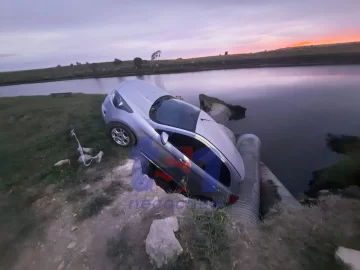 Un auto se cayo al Río Quequén en la zona de la ribera