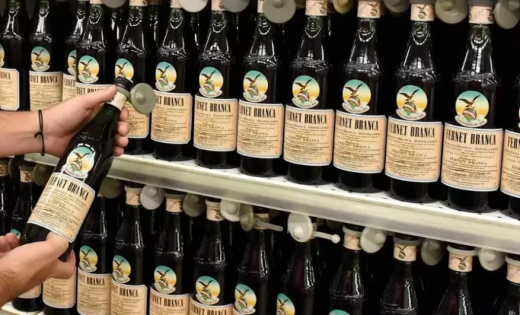 Quiso robar tres botellas de fernet de un supermercado