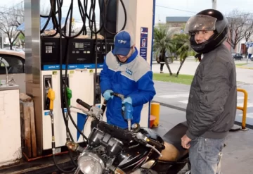 Controlarán que no se expenda combustible a motociclistas que no lleven casco