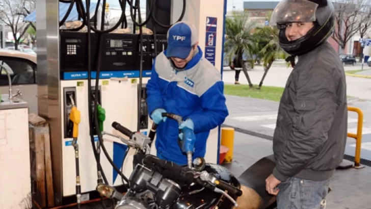 Controlarán que no se expenda combustible a motociclistas que no lleven casco