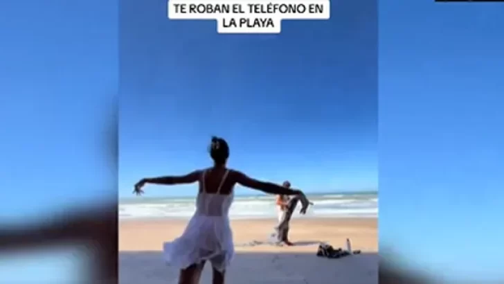 Se filmaban en la playa, un ladrón huyó con el celular y todo se transmitió en vivo