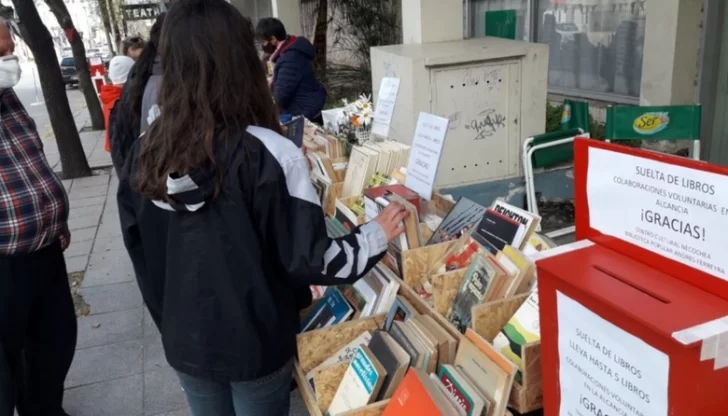 Centro Cultural Necochea: Suelta de Libros de Otoño