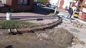 Construyen cordón cuneta, reparan calles y reductores de velocidad