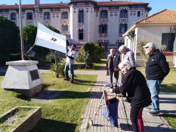 Abuelos del Hogar Raimondi izaron una bandera con las islas Malvinas
