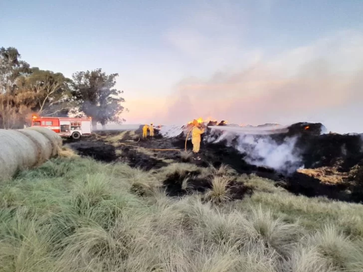 Incendio de rollos y un monte en ruta 86