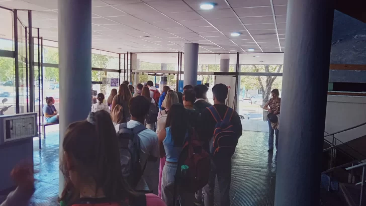 Cientos de jóvenes se acercaron a tramitar el boleto estudiantil gratuito