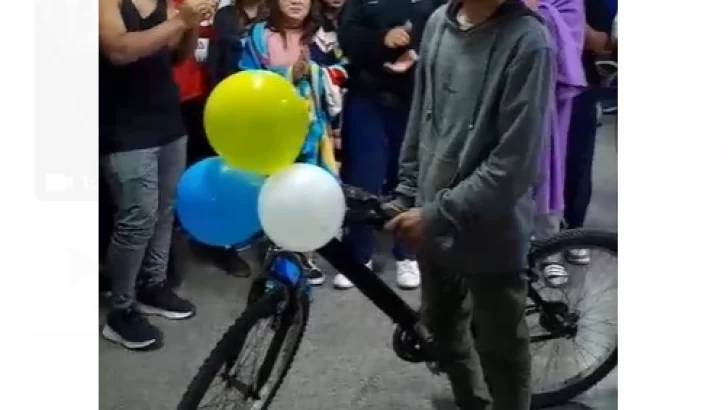 Los alumnos de la Media 5 le compraron una bicicleta a Enzo