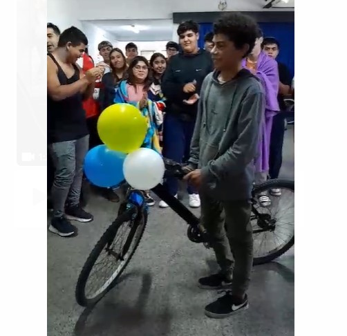 Los alumnos de la Media 5 le compraron una bicicleta a Enzo