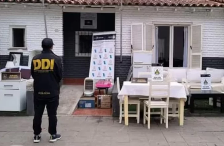 Un policía ofrecía en alquiler una casa con muebles que había robado