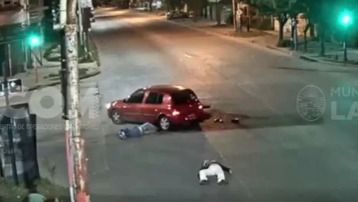 Video: embistió a una pareja en moto y escapó sin auxiliar a las víctimas