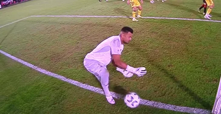 Video: error de Sergio Romero y gol de Javier Correa para Estudiantes ante Boca