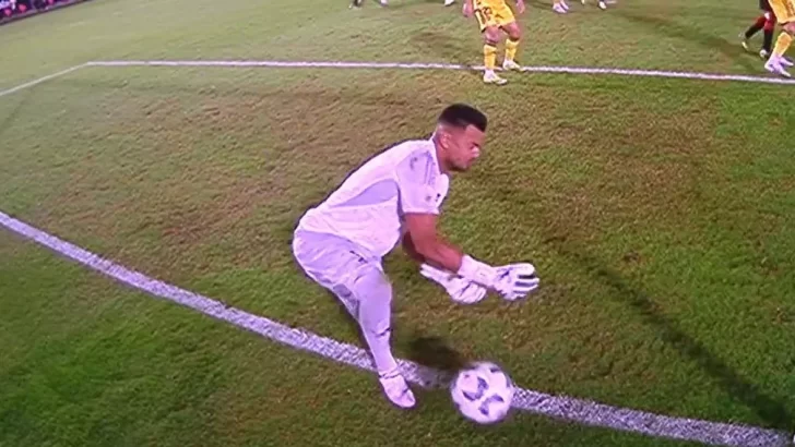 Video: error de Sergio Romero y gol de Javier Correa para Estudiantes ante Boca