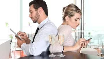 Ojo con el phubbing, un virus moderno que daña las relaciones cara a cara