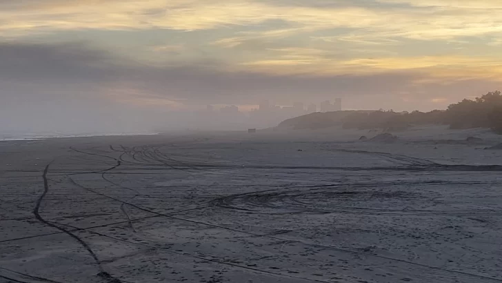 Atardecer con niebla y espuma en la playa de Necochea