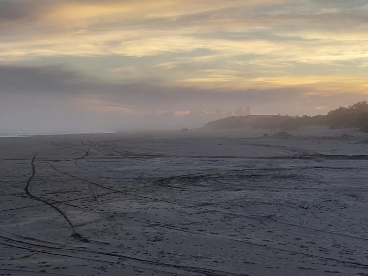 Atardecer con niebla y espuma en la playa de Necochea