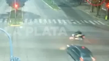 Una joven cruzó el semáforo en rojo y mató a un motociclista
