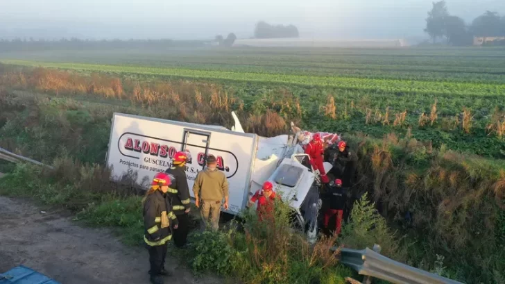 Video: así fue el rescate en la ruta 88 del chofer que quedó atrapado en el camión