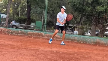 Julián Gaitero fue finalista en singles y campeón en dobles en Azul