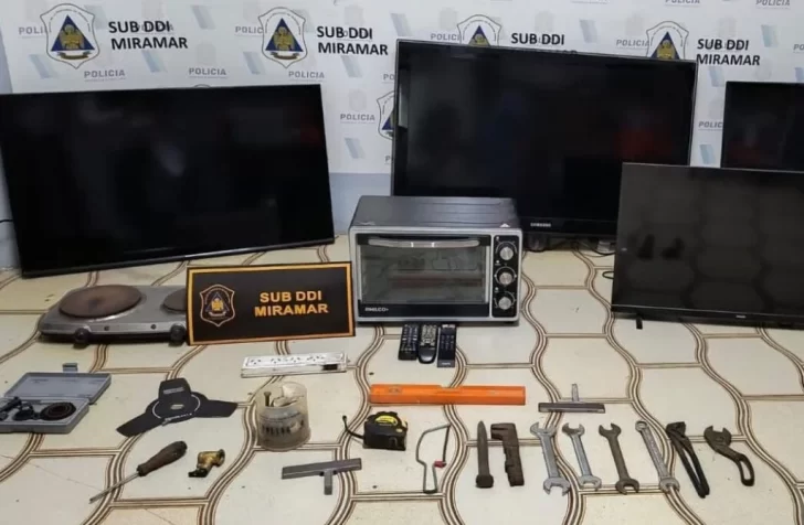 Policías desvalijaron una casa en Mar del Sud y se llevaron el botín en el patrullero