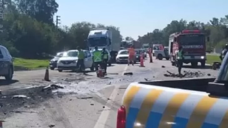 Fatal accidente en Ruta 2: Camión de cruzó de carril y se incrustó en una parrilla