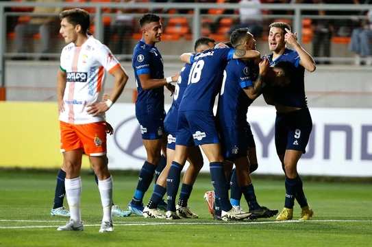 Talleres sigue de racha, venció a Cobresal y es el único líder en su grupo